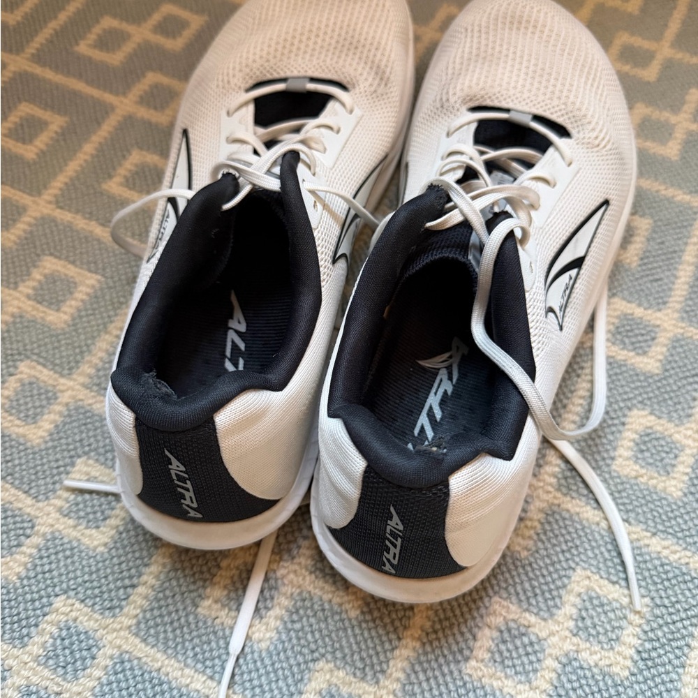 Altra Men's White and Black Road Running Shoes - Picture 2 of 4